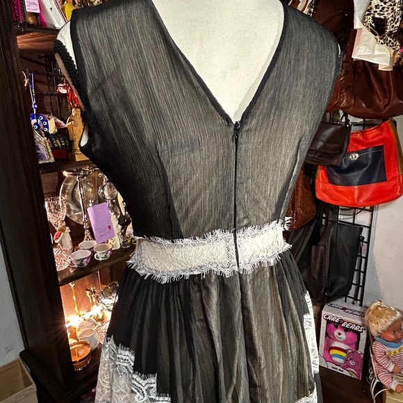 VENUS Black and White Lace Backless Dress - Picture 5 of 7